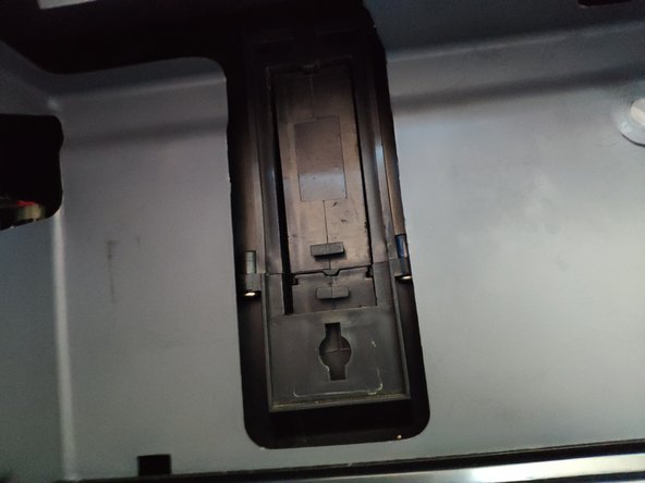 Retirer le cache du filtre d'habitacle en tournant la vis indiquée par le doigt.