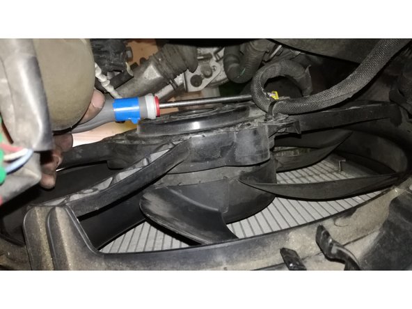 dé-bloquer le latch jaune qui maintiens le connecteur du ventillateur.