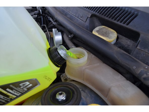 Il n'y a pas de vis de purge sur ce modèle. Le vase d'expansion étant le point le plus haut l'air s'échappe par le tuyau de retour.