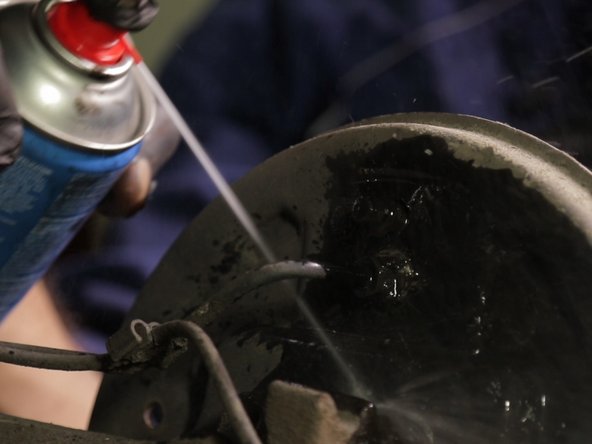 Pulvériser du nettoyant frein sur la flasque