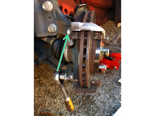 A l'aide d'une clé de 17, démonter le coulisseau d'étrier.