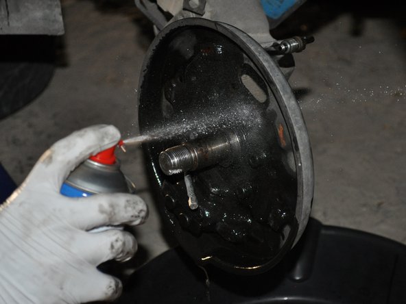 Nettoyer le plateau de frein avec du nettoyant de frein