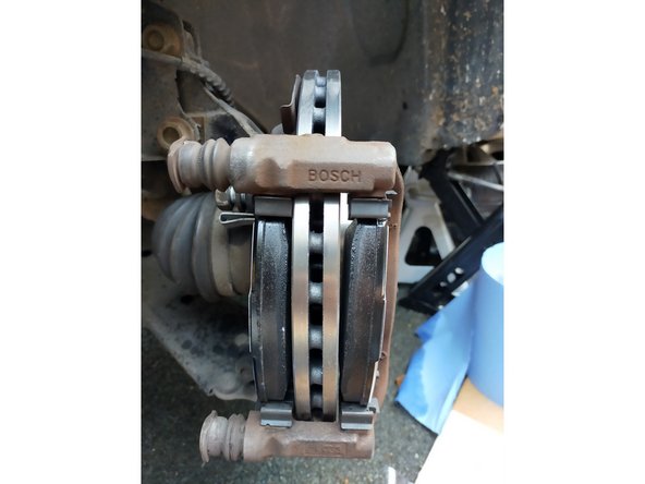 Placer la chape et les plaquettes sur le disque