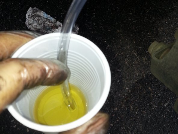 Mettre un fond de liquide de frein dans un gobelet en plastique, et plonger l'autre extrémité de la durite dans ce liquide de frein