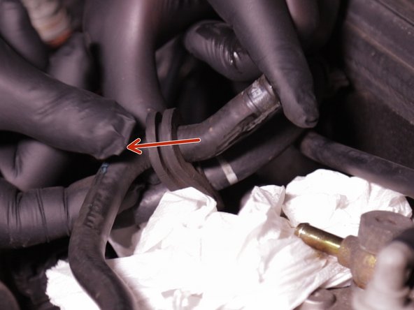 Retirer la durite de l'attache pour faciliter l'accès au filtre