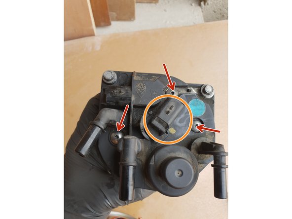 Emboîtez le filtre sous la partie supérieure, tournez la poignée dans le sens inverse des aiguilles d'une montre. Replacez les 3 vis.