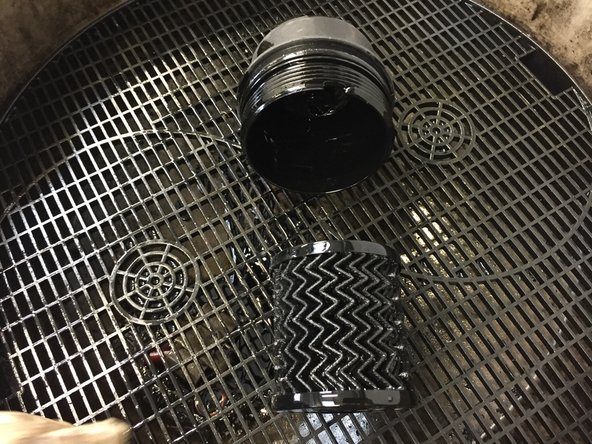 Retirer la cartouche du filtre à huile en la tirant vers le bas