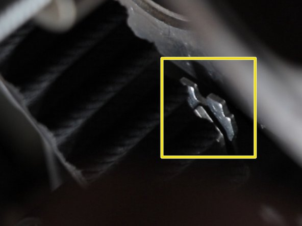 Maintenez la position et bloquer l’écrou du galet tendeur avec la clé de 13