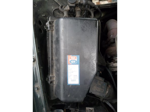 Remettez les 4 attaches de la boite à air