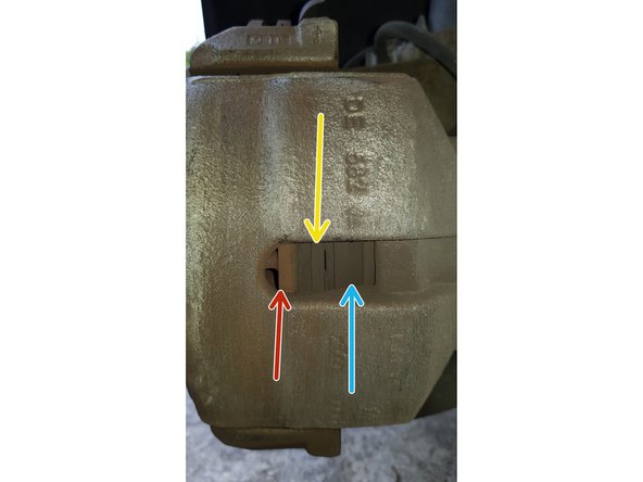 Insérez un gros tournevis plat entre la plaquette intérieure et le disque puis faites levier pour repousser le piston au maximum.