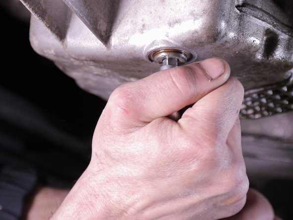 Serrer bien fort le bouchon avec le carré de vidange