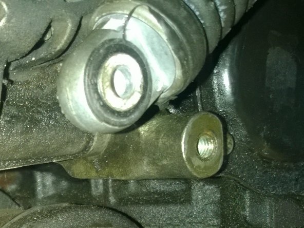 Fixer ensuite les 3 vis du monobloc (photo 2). Fixer ensuite le bas du tendeur (photo 3)