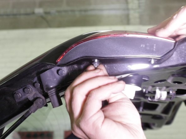 Dévisser et retirer les 2 vis (sur le coté)retenant le feux arrière