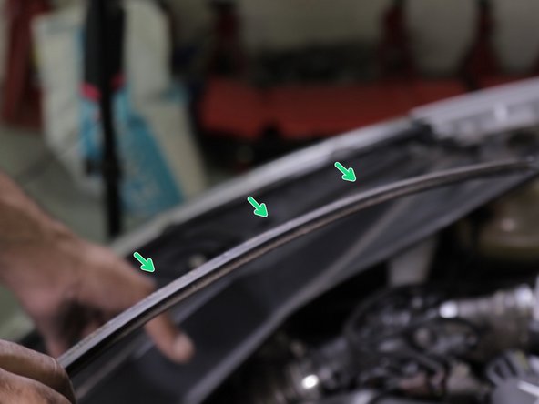 Dans certains cas les supports restent accrocher à la baie de pare-brise , il faut alors les repositionner sur le pare-brise