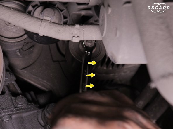 A l'aide de la clé de 13 dévisser l'ecrou du galet enrouleur et retirer le