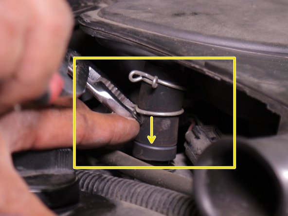 Replacer la durite du reniflard d'huile avec une pince multiprise