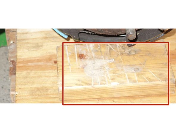 Fixer la flasque de frein à l'aide d'une corde, ou, d'un câble électrique.