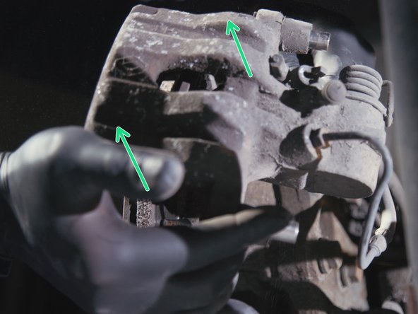 Retirer l'étrier de frein tout en tirant sur le câble de frein à main pour le dissocier de l'étrier