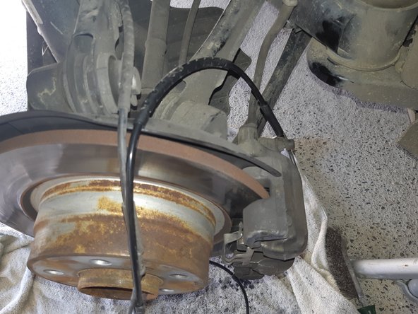 Après avoir remplacer les plaquettes et remonté l'étrier, on clipse le capteur d'usure sur la plaquette côté piston. Puis on fait cheminer le fil jusqu'au boiter de raccordement qui se trouve derrière la passage de roue (il suffit de dévisser un écran plastique pour accéder au boitier de raccord. C'est simplissime !