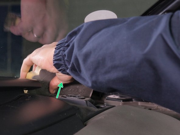 Retirer la mousse isolante placé dans le renfoncement pour accéder à la tête de l'amortisseur