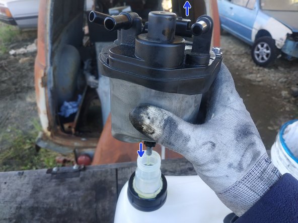 et la soulever en faisant levier à l'aide d'un tournevis plat pour purger le gasoil (prévoir un récipient)