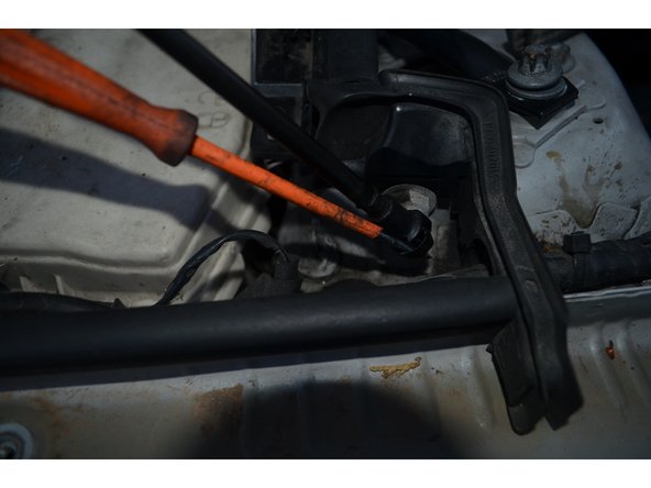 Une fois l'agrafe retirée, il suffit de taper légèrement à la main derrière le vérin pour le déboîter.