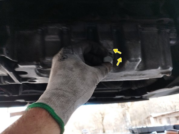 Le bouchon se trouve à l'arrière du carter.