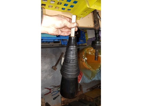 le soufflet va donc etre mis &quot;à l'envers&quot; sur le cone, puis quand on le retroussera une fois qu'il sera sur le cardan, il se retrouvera dans le bon sens.