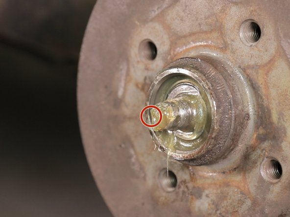 La fusée d'essieu possède une tranche pour accueillir la courbure de la rondelle, vous devez les alignez pour poser la rondelle