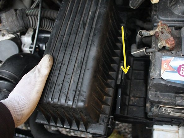 Remettre en place la boite à air, emboîter les conduits et resserrer les colliers.