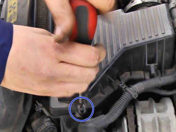 Dévisser les 2 vis de la boite à air