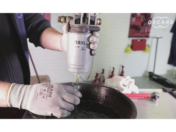 Vider le filtre à carburant en, retirant le capteur de présence d'eau