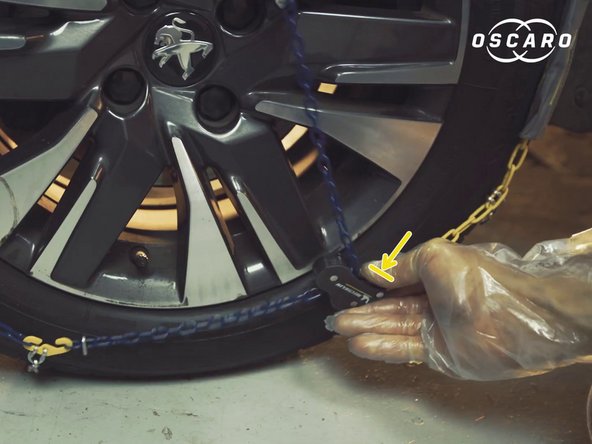 Libérer la chaîne tendeuse en appuyant sur le bouton du tendeur