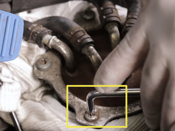 A l'aide de la clé Torx T30 devisser et retirer toutes les vis autour du couvercle