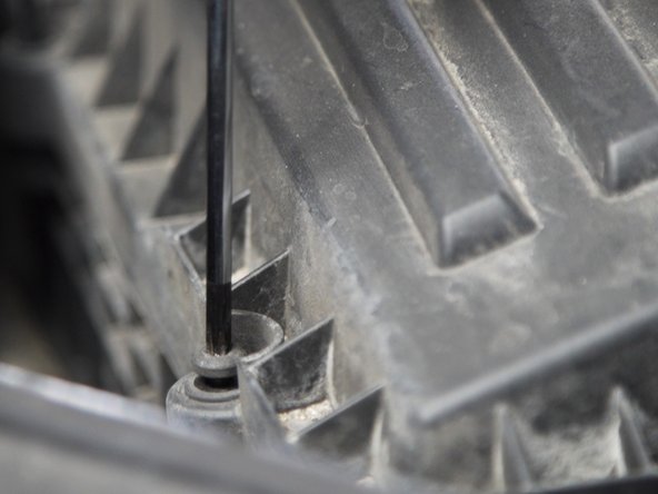 Dévisser les 6 autres vis de la boite, attention les vis ne se retirent pas de la boite