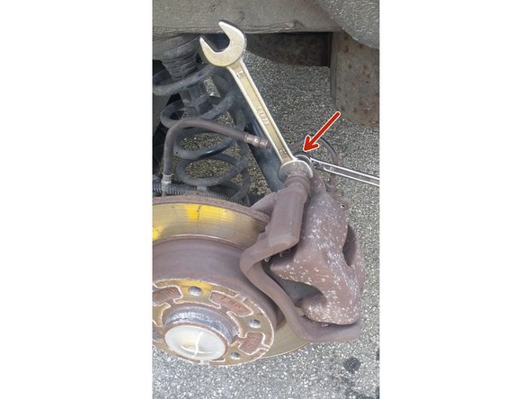 dévisser les vis des coulisseaux d'étrier avec une clé plate de 13 et et une clé plate de 15 pour le contre écrou