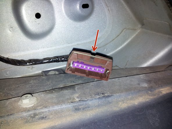 Tirer vers soi le connecteur en maintenant la tige métallique enfoncé, pour le détacher.