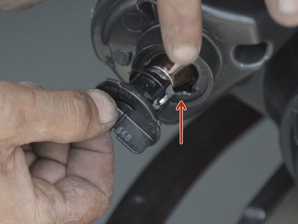 Replacer l’ampoule sur le porte-ampoule du nouveau phare puis reverouiller