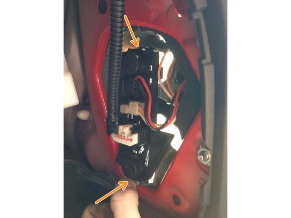 Une fois en place, appuyez fortement sur les 2 clips présent sur le support pour le clipser puis vérifier qu'il soit bien insérer.