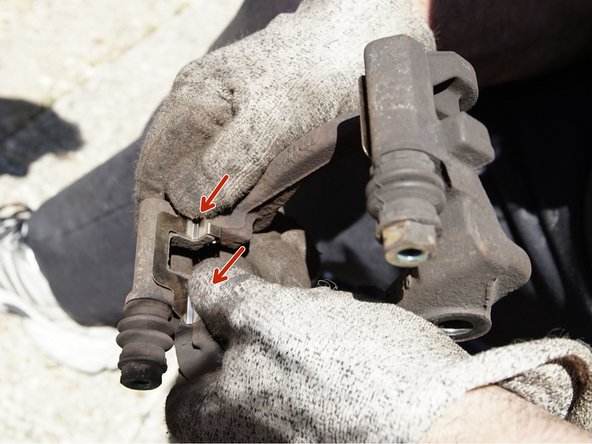 Placez du frein-filet sur les vis de la chape avant de les reposer