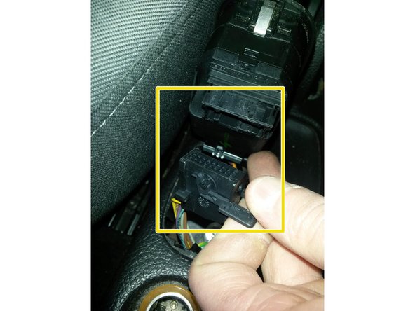 Le connecteur s'écarte et il suffit de l'enlever.