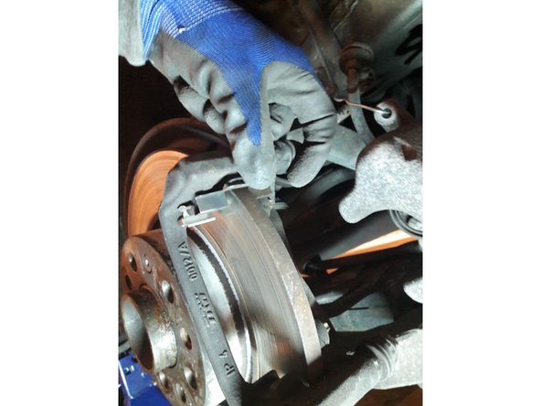 Enlever les ressorts de maintien des plaquettes et les mettre de côté