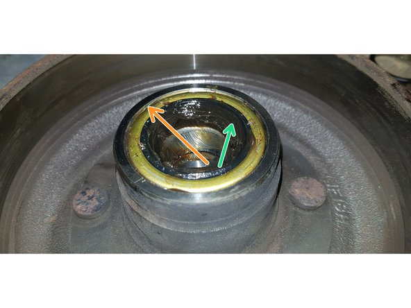 Je me suis servi d'un disque de Ø61mm pour l'enfoncer de 5mm environ puis d'un disque de Ø56mm afin que la surface &quot;jaune&quot; de la bague arrive à hauteur de l'arrête inférieure du chanfrein.