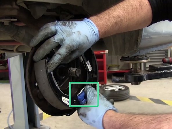 Repositionner les mâchoires de chaque coté du maître cylindre