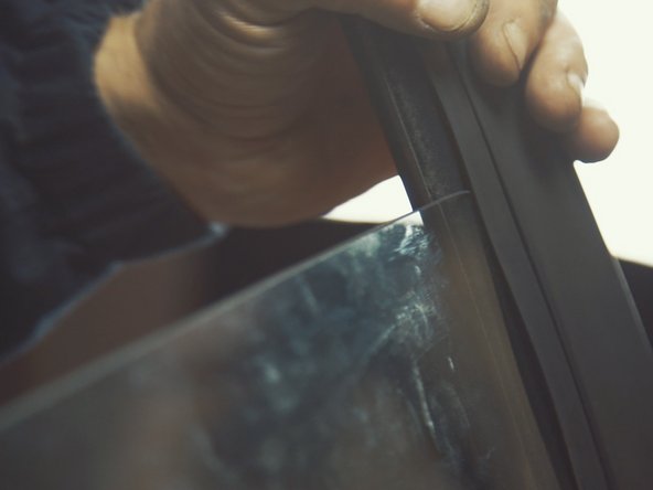 
Place the glass horizontally until the guide is inserted deep enough into the bottom of the seal, allowing the glass to be fixed in place.
