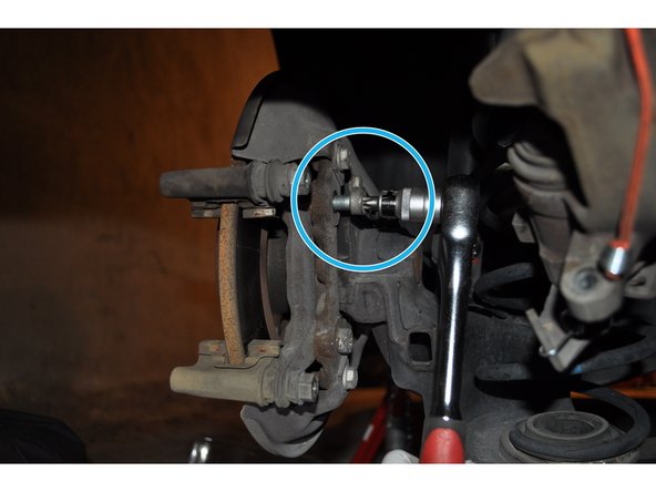 Déposer le support d'étrier maintenu par deux vis Torx T50.