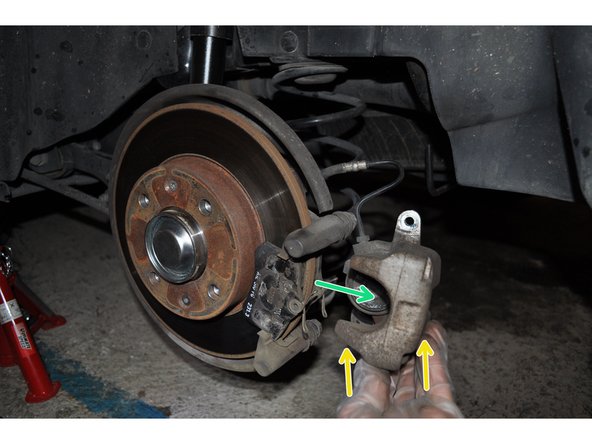 Retirer l’étrier et utiliser des tendeurs pour le soutenir sans abîmer la durite.