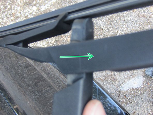 Maintenir fermement le bras de balai et avec l autre main clipser le balai dans sont logement