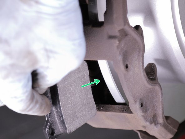 Replacer les deux nouvelles plaquettes de frein de chaque coté du disques