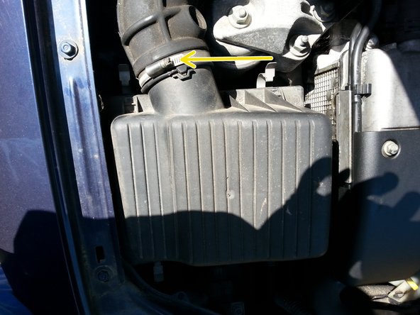 Remettre le couvercle de la boite à air puis la durite à air et serrer le collier de serrage